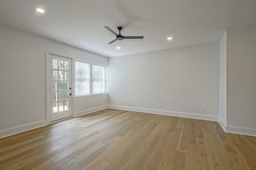 1111-1111 Upperline St, New Orleans, LA, 70115-2963 | Card Image