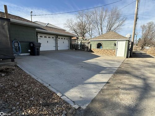 411 C Ave W, Oskaloosa, IA, 52577-2133 | Card Image