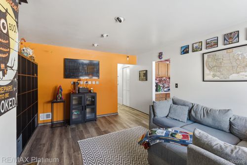 35071 Barton St, Westland, MI, 48185-3582 | Card Image