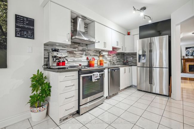 8 Louana Cres, Condo with 4 bedrooms, 4 bathrooms and 2 parking in Vaughan ON | Image 7