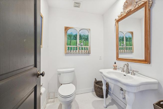Pool bathroom | Image 40