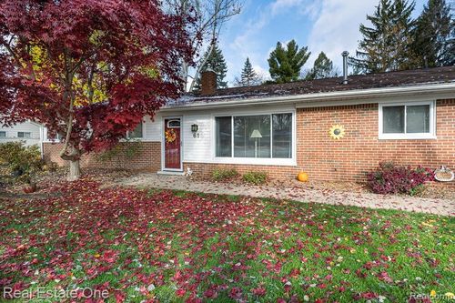 61 Nesbit Ln, Rochester Hills, MI, 48309-2155 | Card Image