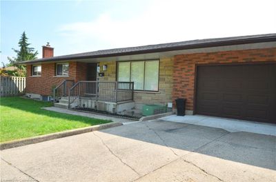 10 Ashley Cir, House other with 3 bedrooms, 2 bathrooms and 1 parking in Saint Catharines ON | Image 2