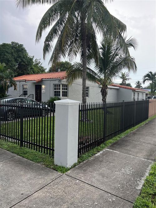 904 E 24th St, Hialeah, FL, 33013-4233 | Card Image