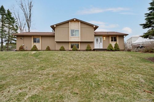 1365 Thistleridge Dr, Holly, MI, 48442-9605 | Card Image