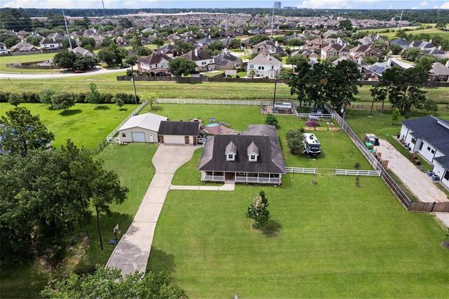 10711 Indian Trails Dr, House other with 3 bedrooms, 2 bathrooms and 2 parking in Tomball TX | Image 4