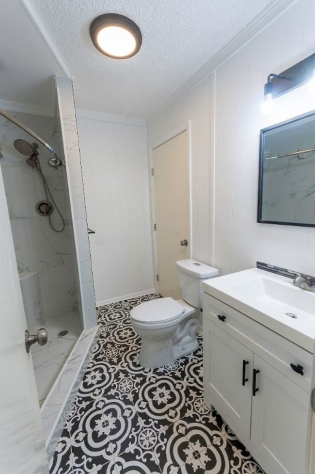 Upstairs bathroom | Image 20