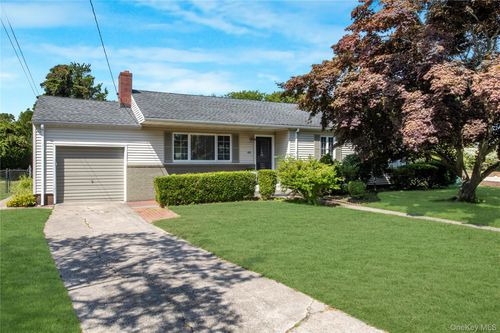 32 Gen Mclean Dr, Bellport, NY, 11713-2910 | Card Image
