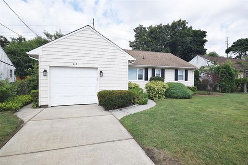 218 Gibson Blvd, Valley Stream, NY, 11581-3324 | Card Image