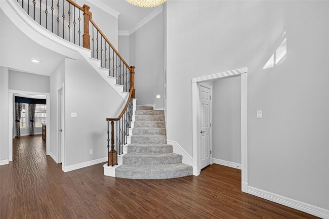 Open entry with high celing. | Image 7