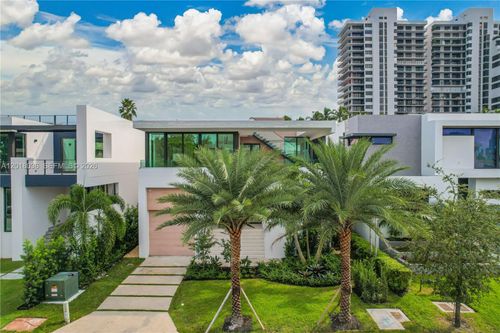 1092 N Venetian Dr, Miami Beach, FL, 33139-1017 | Card Image