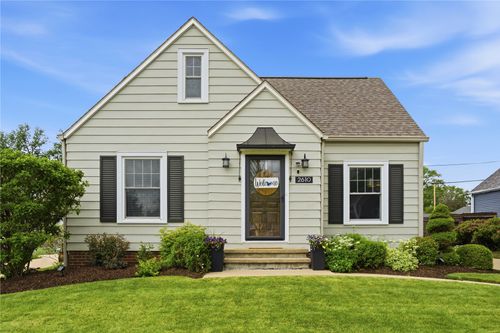 2610 E Ave Ne, Cedar Rapids, IA, 52402-4933 | Card Image