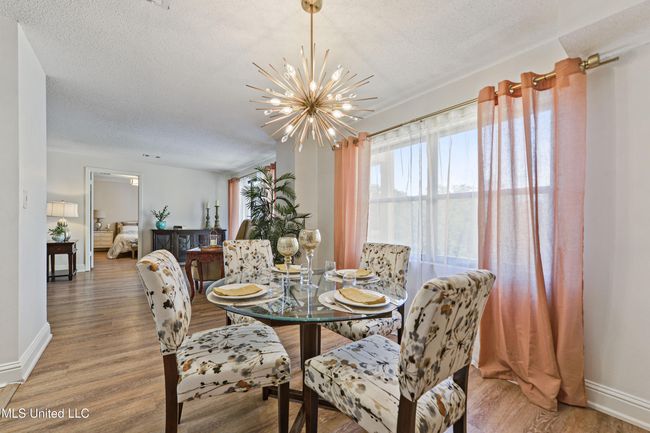 dining area | Image 7