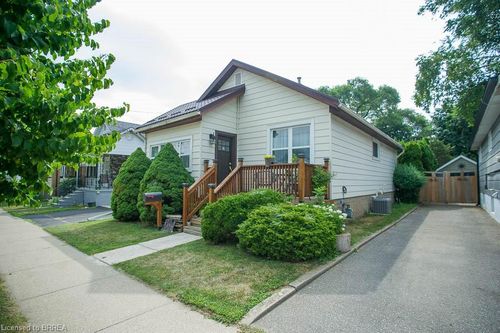 102 Walnut St, Brantford, ON, N3T1H4 | Card Image