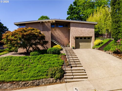 495 W 27th Ave, Eugene, OR, 97405-2744 | Card Image