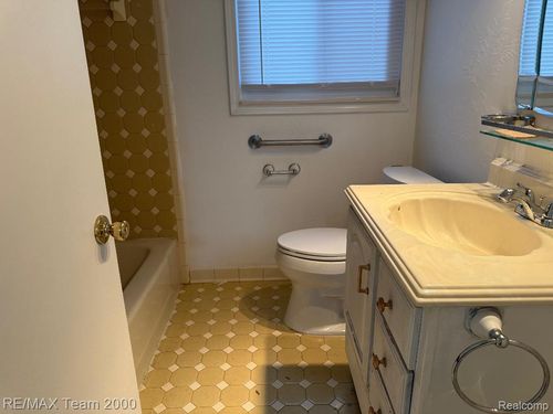 6124 Deering St, Garden City, MI, 48135-2507 | Card Image