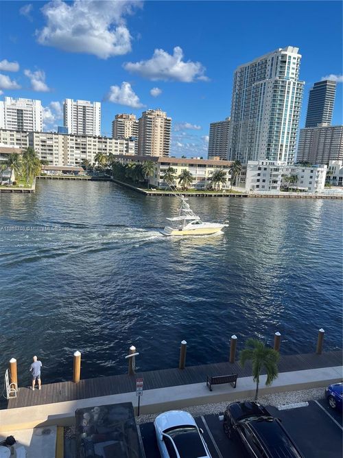 apt-d10-111 Golden Isles Dr, Hallandale Beach, FL, 33009-5804 | Card Image