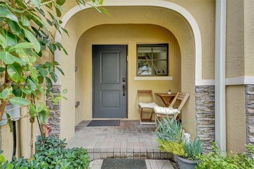 377 Ne 194th Ter, Miami, FL, 33179-3995 | Card Image
