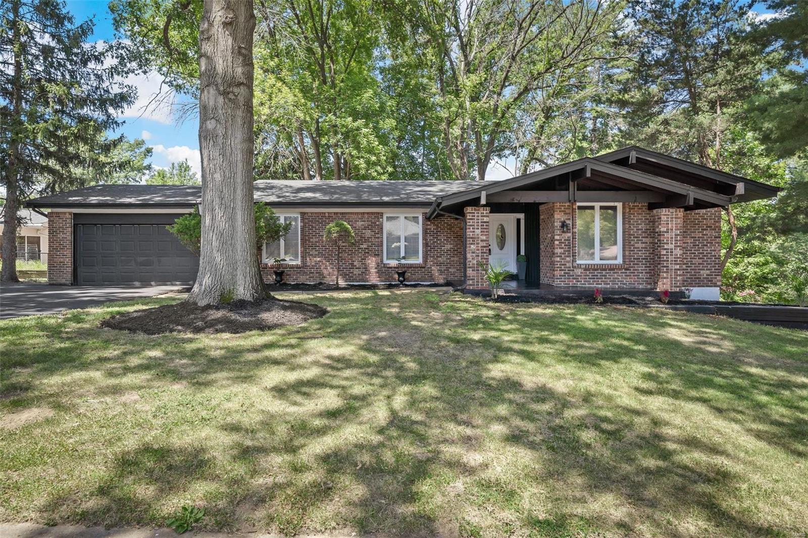 Whispering Hills Ln, Saint Louis, MO 63146