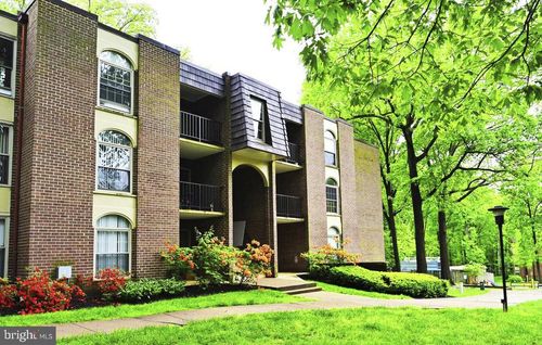 32-3318 Woodburn Village Dr, ANNANDALE, VA, 22003-6858 | Card Image