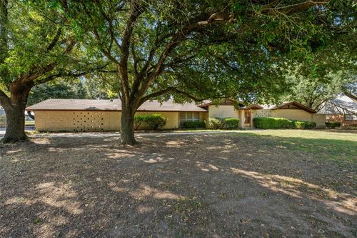 821 Central Ave, Elgin, TX, 78621-2521 | Card Image