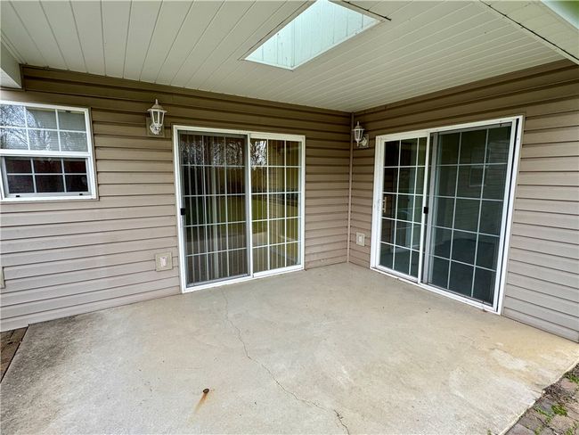 Covered patio with skylight. | Image 27