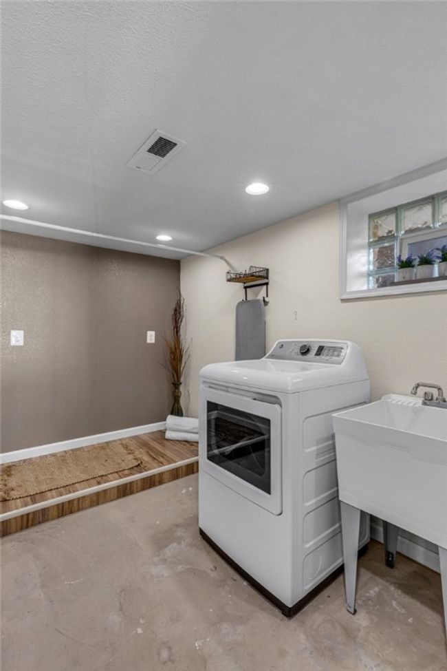 Oversized laundry room w/ space for shelves. | Image 29