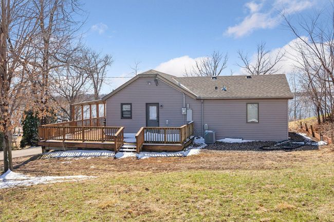 Great for outdoor entertaining and the ultimate lake-life experience. | Image 22