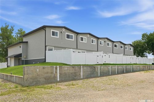 6 - 1292 Gordon Rd, Townhouse with 3 bedrooms, 1 bathrooms and 1 parking in Moose Jaw SK | Card Image