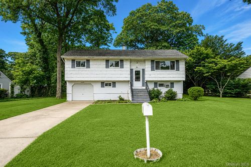 32 Vautrin Ave, Holtsville, NY, 11742-1624 | Card Image