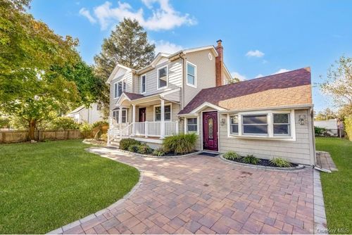 31 Fuller Ave, West Babylon, NY, 11704-6324 | Card Image