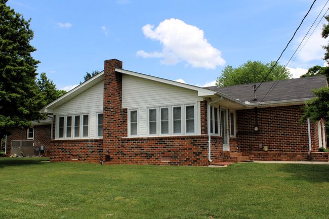 Checkout the Florida Room and all of its windows!!! | Image 4