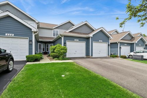 560 Woodhaven Dr, Mundelein, IL, 60060-1537 | Card Image