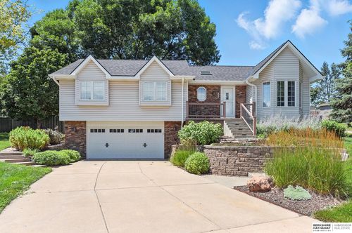 15522 Fieldcrest Cir, Omaha, NE, 68154-2724 | Card Image
