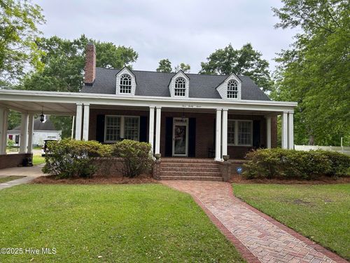 327 E Church St, Laurinburg, NC, 28352-3857 | Card Image