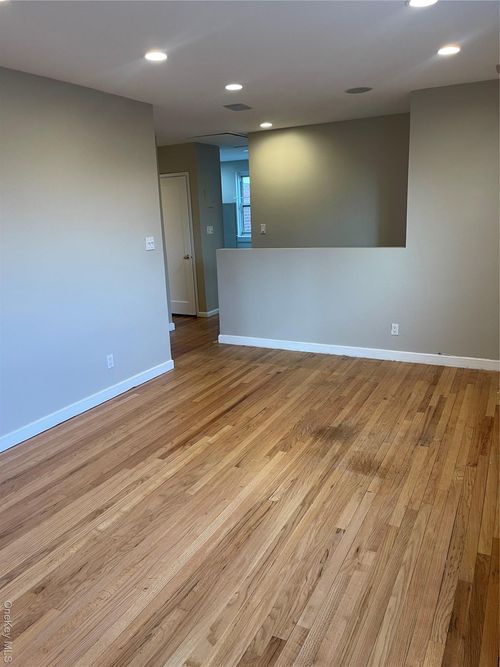 b-26007 Langston Ave, Glen Oaks, NY, 11004-1025 | Card Image