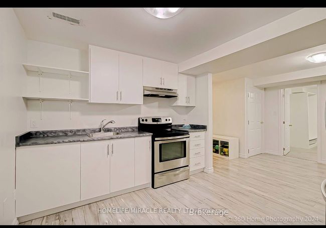 1439 Emerson Lane, Home with 2 bedrooms, 1 bathrooms and 2 parking in Mississauga ON | Image 5