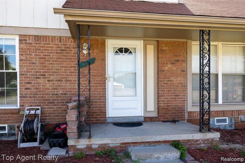 8841 Sunrise Dr, Sterling Heights, MI, 48312-3625 | Card Image