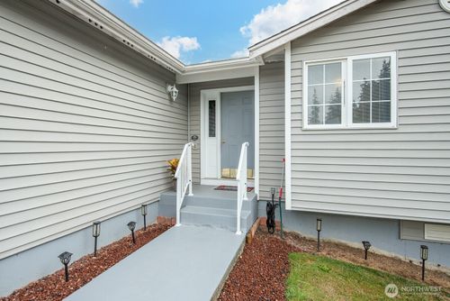 27215 Manor Pl Nw, Stanwood, WA, 98292-7458 | Card Image