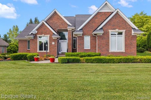 5675 Golf Pointe Dr, Clarkston, MI, 48348-5148 | Card Image