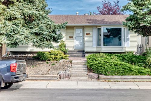 208 Penbrooke Way Se, Calgary, AB, T2A3S8 | Card Image