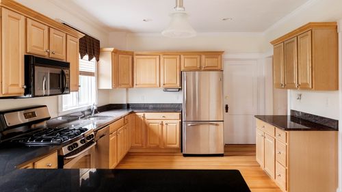 2-2 Peabody Rd, Stoneham, MA, 02180-2823 | Card Image