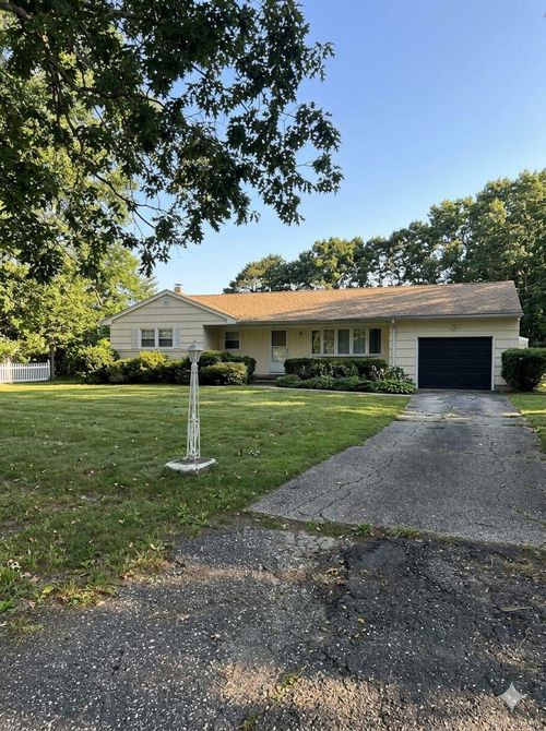 95 Willow St, Central Islip, NY, 11722-4329 | Card Image