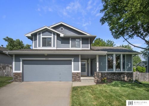 305 Oakwood Dr, Papillion, NE, 68133-2835 | Card Image