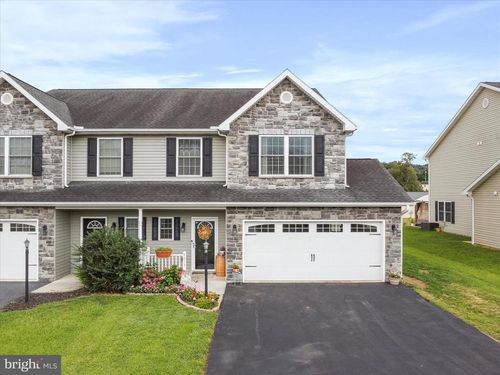 8815 Casper Dr, WAYNESBORO, PA, 17268-7949 | Card Image