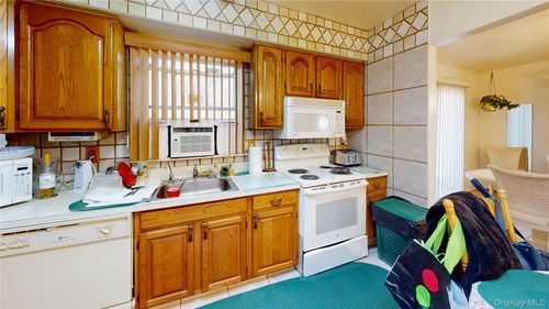 15 Amityville St, Islip Terrace, NY, 11752-1305 | Card Image