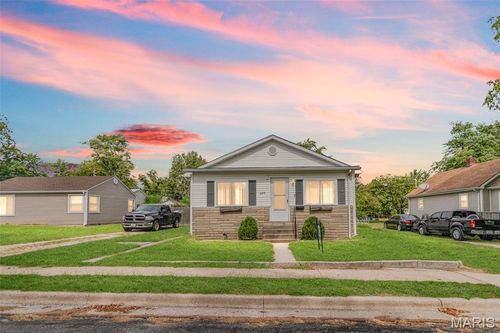 220 Walnut St, Roxana, IL, 62084-1036 | Card Image