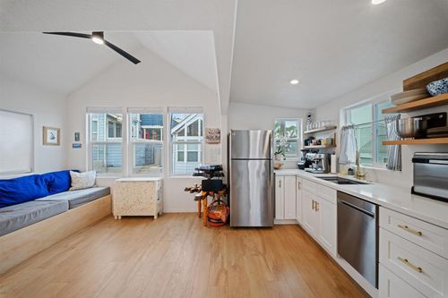 spc-45-1624 N Coast Highway 101, Encinitas, CA, 92024-1042 | Card Image