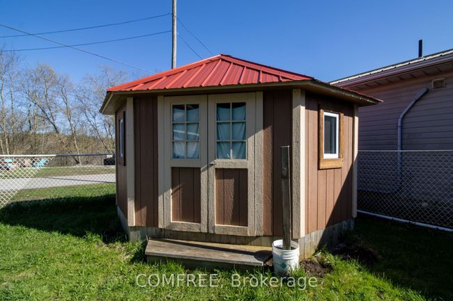 8 Laura St, House other with 5 bedrooms, 3 bathrooms and 4 parking in Lyn ON | Image 45
