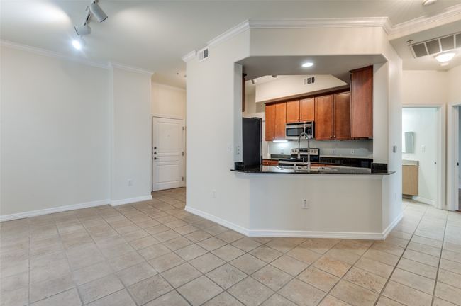 With its expansive open floor plan and uninterrupted flow between the kitchen, dining, and living areas, this condo was made for entertaining—where every gathering is elevated by panoramic views so stunning, they’ll take your breath away. | Image 23